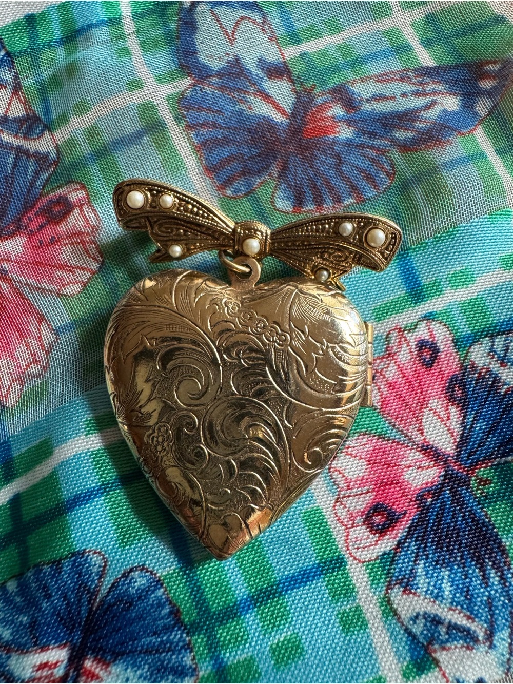 1980s Vintage. Victorian Style Gold Heart Locket Brooch with Bow Accent
